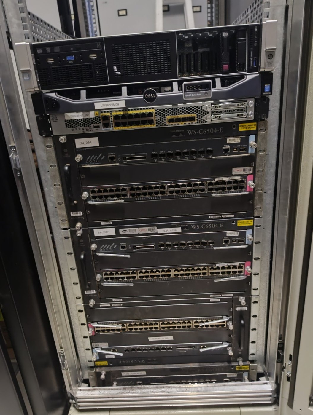 Rack de datacenter com servidores e equipamentos Cisco